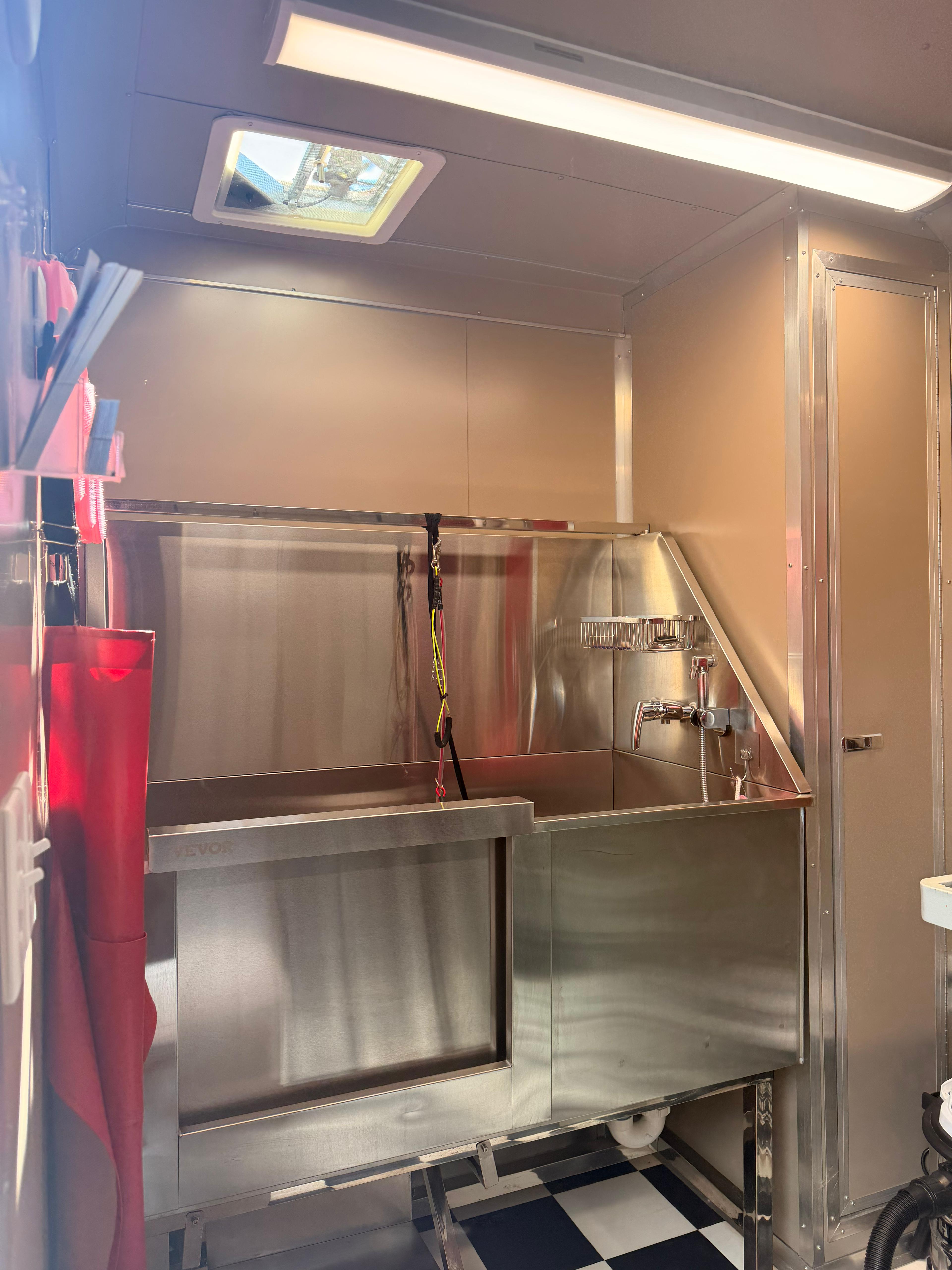 Mobile grooming bath area