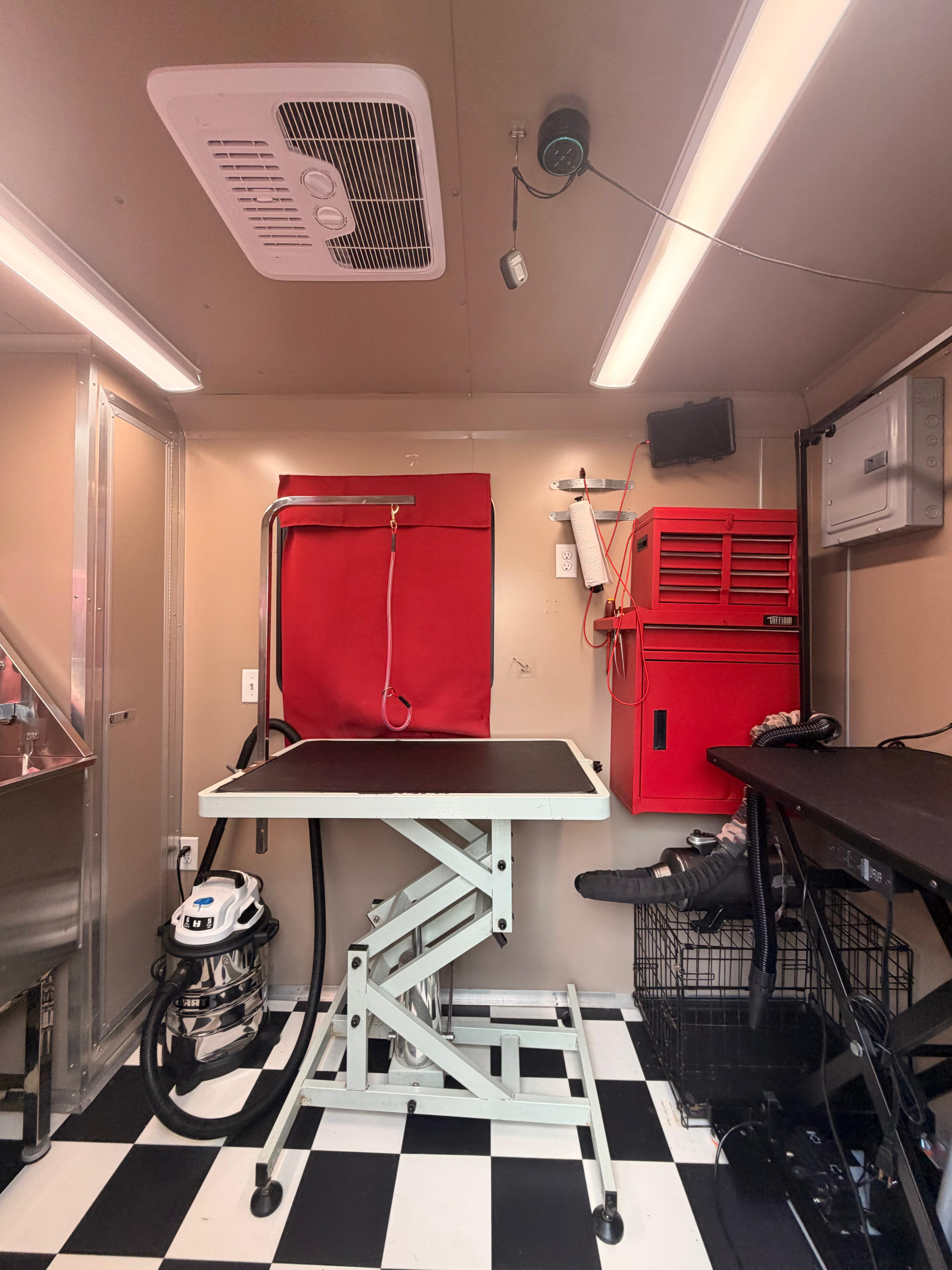 Mobile grooming station